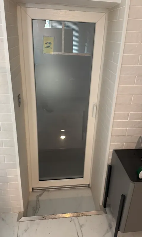 Puerta con vidrio translúcido