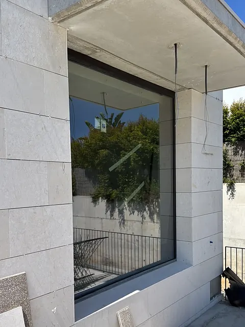 Paño fijo en fachada de piedra