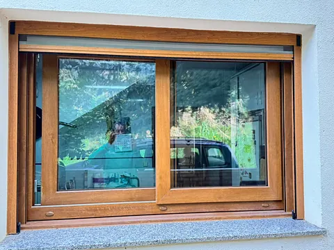 Ventana corredera en imitación madera con persiana