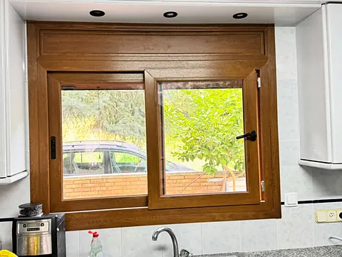 Ventana de cocina en imitación madera con persiana
