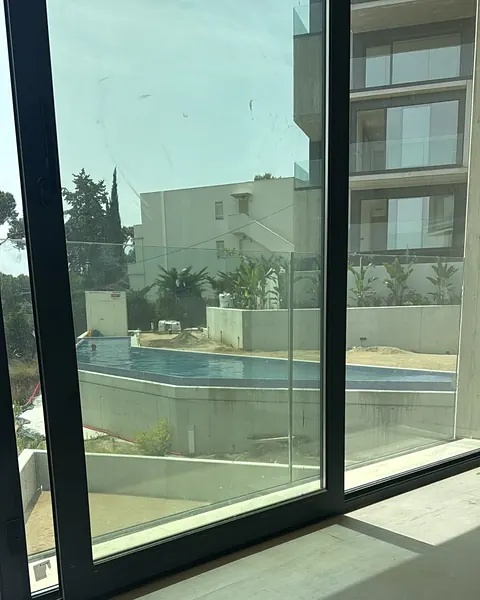 Corredera negra con vistas a una piscina